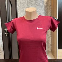 Дамски тениски Nike в червено, тъмно синьо и бяло, снимка 4 - Тениски - 44230035