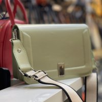 Модерна и стилна дамска чанта в нежни лачени цветове, снимка 6 - Чанти - 44381513