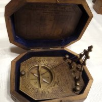 Компас със слънчев часовник от масивен бронз в дървена кутия, снимка 1 - Морски сувенири - 35983647