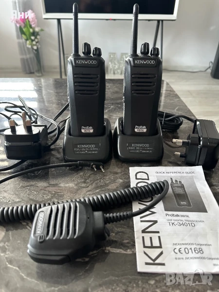 Продавам 2 броя професионални цифрови радиостанции Kenwood TK-3401D + 1 брой микрофон KMC-45D, снимка 1