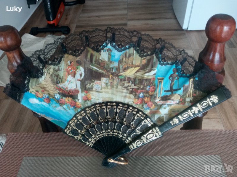 Продавам красиво и старо,дамско,ветрило.Размерът е на снимките., снимка 1