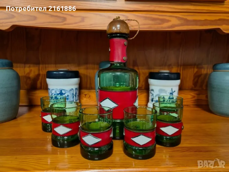 Комплект бутилка и шест чаши от зелено стъкло с естествена кожа , снимка 1