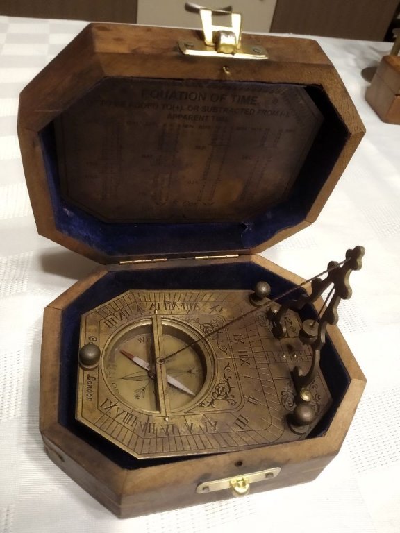 Компас със слънчев часовник от масивен бронз в дървена кутия в Морски  сувенири в гр. Смолян - ID35983647 — Bazar.bg