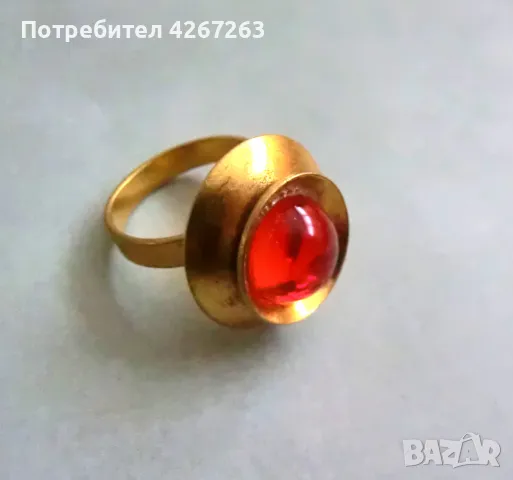 Стар дамски пръстен с червен стъклен кабошон