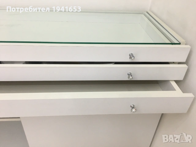 Продавам бял шкаф, изработен по поръчка