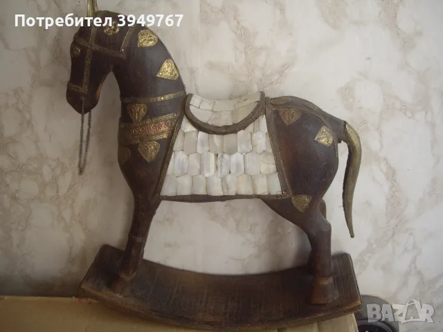 Дървен кон украсен със седев и бронз.