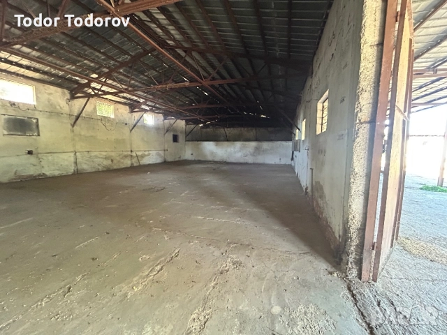 Индустриално хале с двор!, снимка 12 - Складове - 53002359