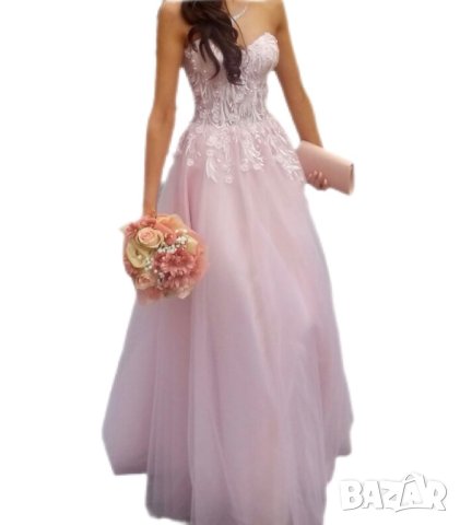 Бална рокля в цвят розова пудра, с перли и нежни цветя по корсета