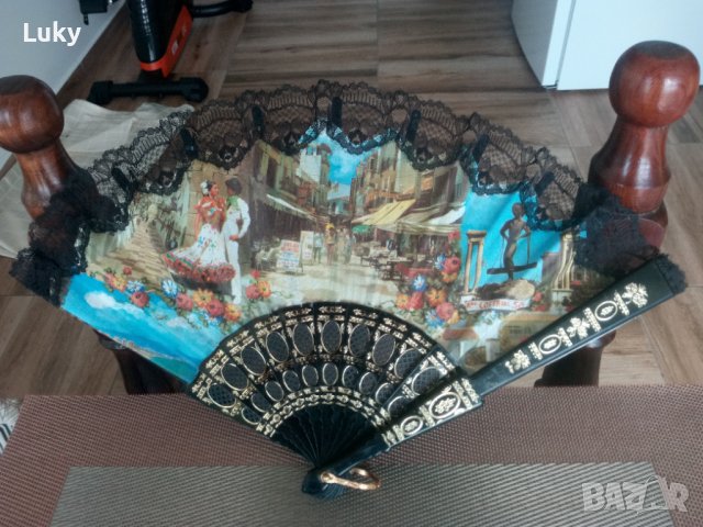 Продавам красиво и старо,дамско,ветрило.Размерът е на снимките.