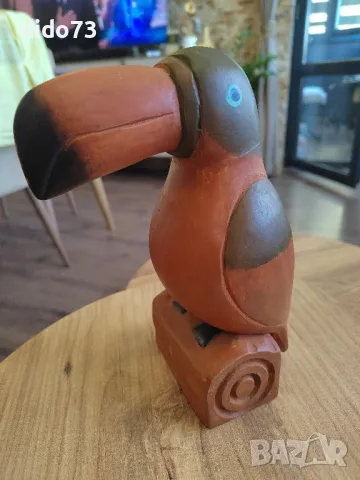 Дървена фигура на папагал.