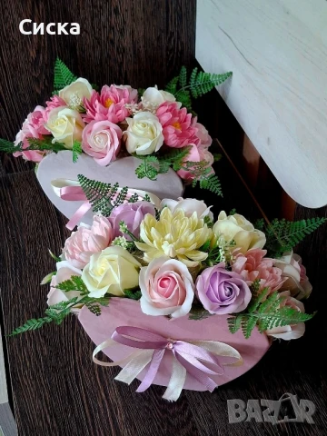 Елегантни велурени кутии аранжирани със сапунени цветя от пластичен сапун последни налични по 1 брой