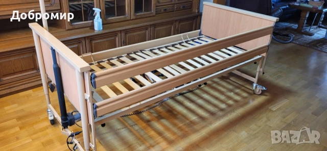 Немско болнично легло с нов матрак и два бастуна с ферче