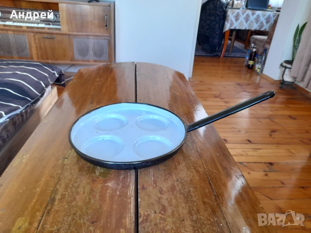 Стар Емайлиран тиган за яйца на очи