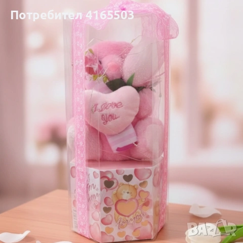 Подаръчен комплект с плюшено мече и надпис „Love you“ в прозрачна кутия