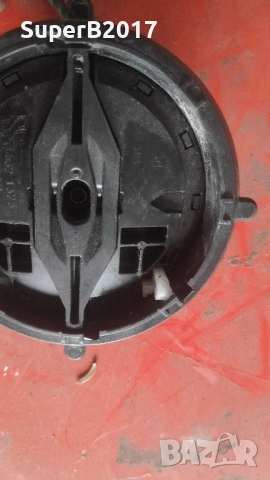 Продавам - оригинално моторче за огледало на VW Caddy , снимка 3 - Части - 52022369