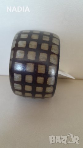 Масивна гривна от рог.