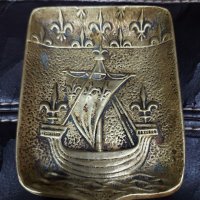 Авторско бронзово изделие , снимка 1 - Антикварни и старинни предмети - 39918200