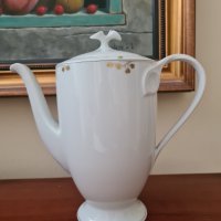 Порцеланов чайник , снимка 1 - Антикварни и старинни предмети - 41966685