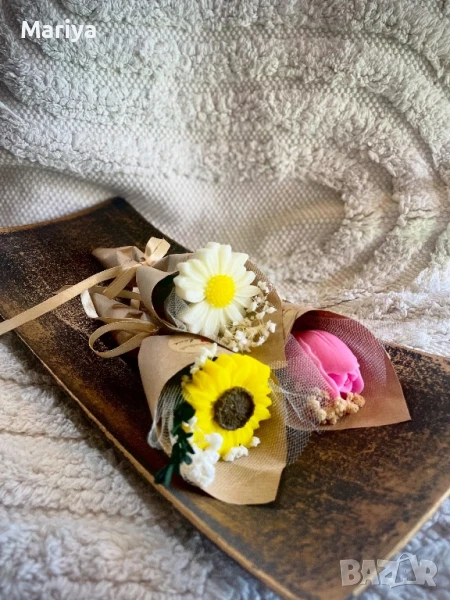 Красив букет с ароматно цвете от восък и крафт хартия  , снимка 1