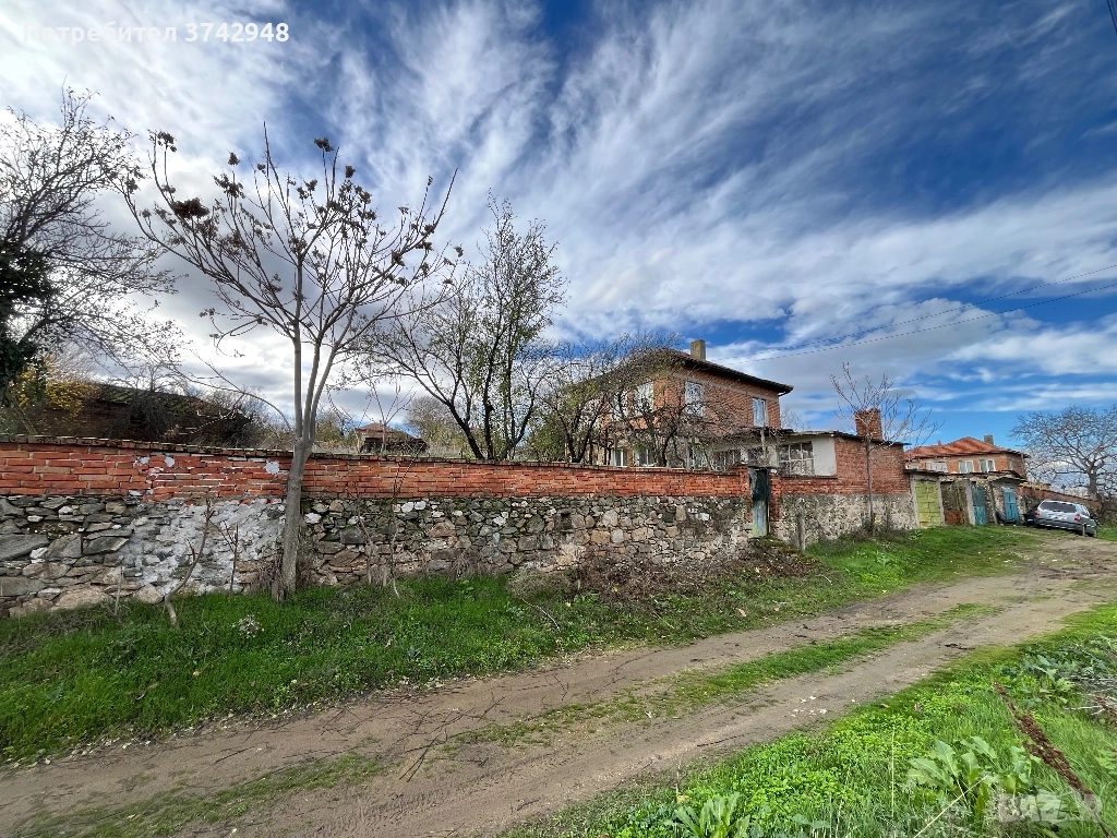 Двуетажна къща голям двор, снимка 1