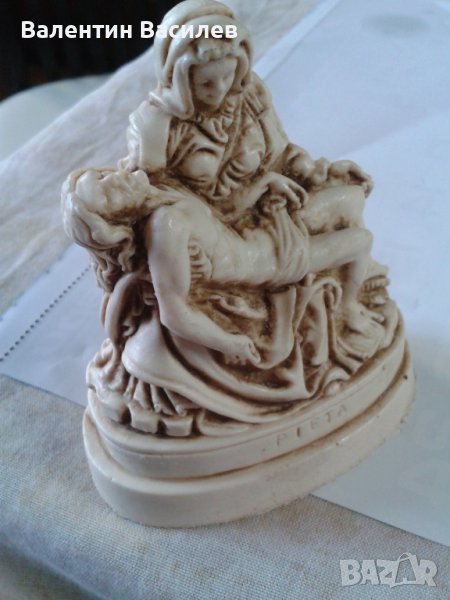 Статуетка с религиозен сюжет Пиета , снимка 1
