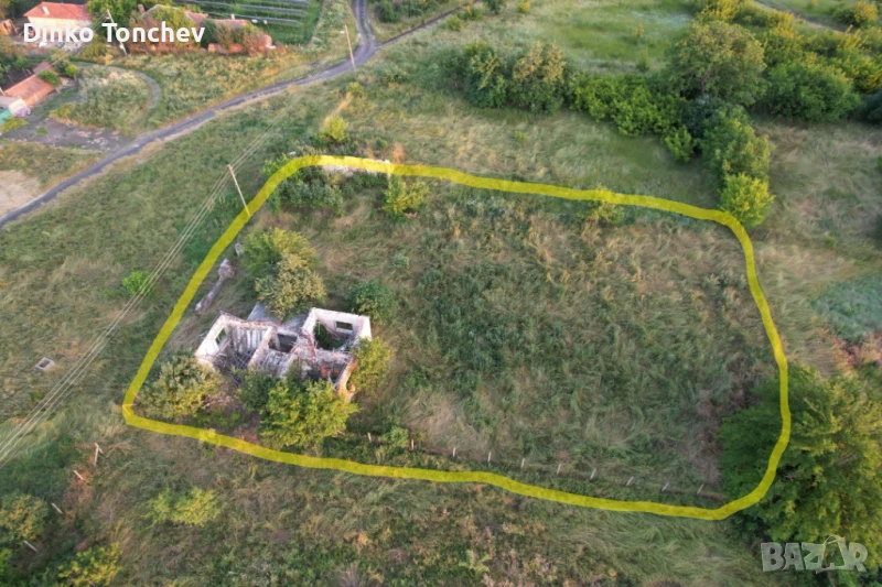 Продавам парцел с порутена къща и кладенец в с. Ценово, снимка 1