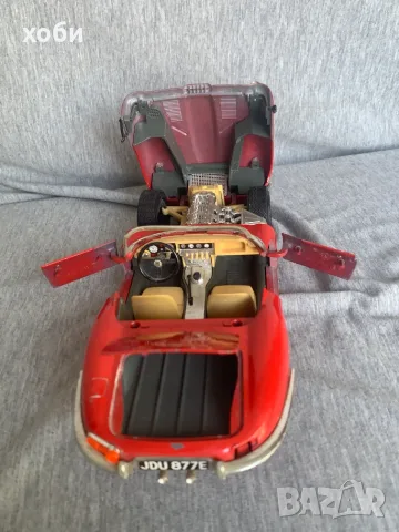 количка  Jaguar E-Type Spider 1961  1:18  Bburago , снимка 4 - Колекции - 55970641