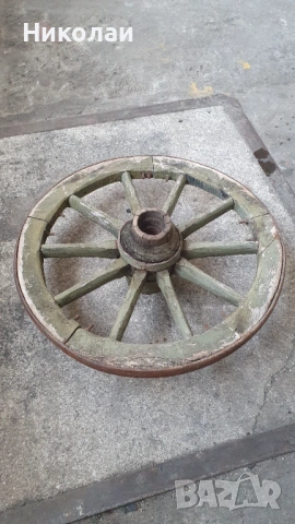 Запазени колела от стара каруца 
