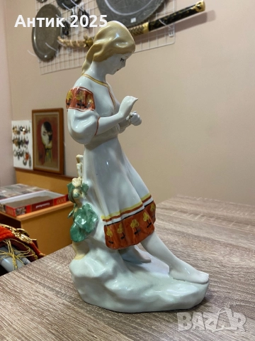 Порцеланова статуетка на момиче „Гадаене на маргаритка“, снимка 2 - Антикварни и старинни предмети - 51942563