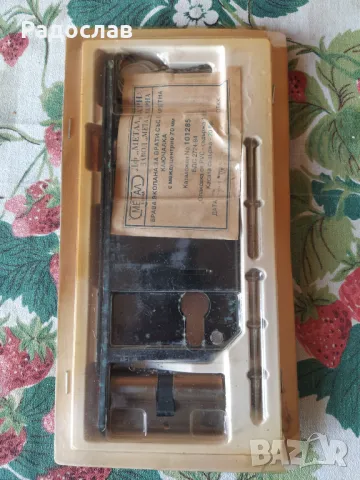 Метал стар комплект брава и патрон за врата