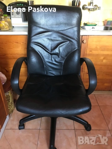 стол кожен с облегалки за ръцете и регулируема височина на седалката