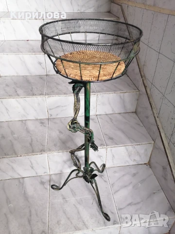 Красив метален цветарник висок 72 см., цена 100 лв, снимка 2 - Саксии и кашпи - 50477787