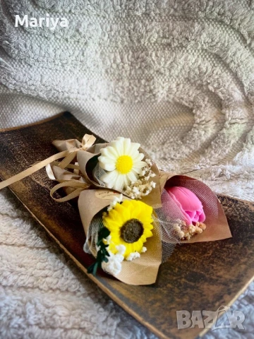 Красив букет с ароматно цвете от восък и крафт хартия  