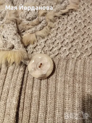 Намалена на 16 Страхотна вълнена жилетка, гарнирана с естествени кожички.Размер S,M,L.Цена 18,00 лв., снимка 5 - Жилетки - 48425505