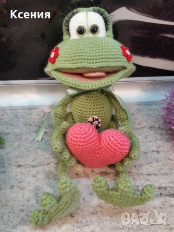 Подаръци за Св. Валентин. Плетена играчка Жаба, ръчно изработени, прекрасен подарък, снимка 2 - Романтични подаръци - 52063588