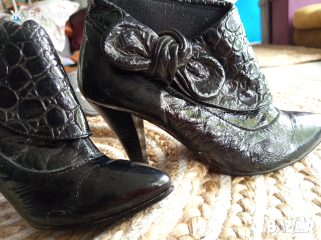 Красива бота от черен лак