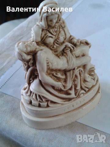 Статуетка с религиозен сюжет Пиета , снимка 1 - Статуетки - 42682641