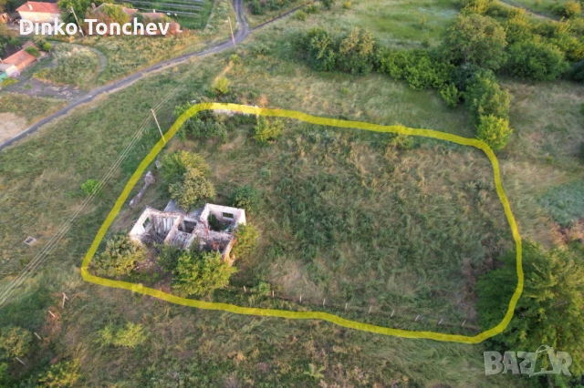 Продавам парцел с порутена къща и кладенец в с. Ценово, снимка 1