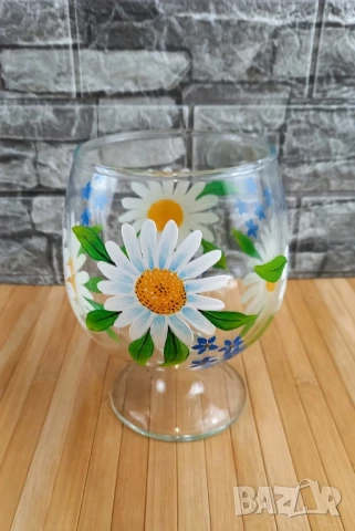 Ръчно рисувана ваза/чаша с маргаритки и незабравки, снимка 5 - Вази - 50632204