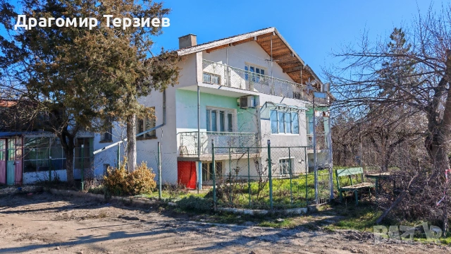 Къща с двор 