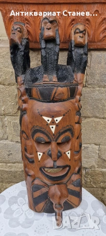 Тежка и масивна маска дялана от цяло дърво