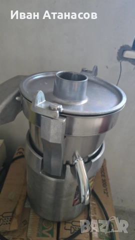 Продавам професионална сокоизтисквачка и посуда