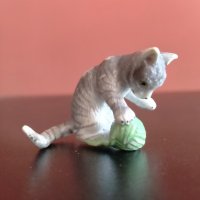 Колекционерска фигурка Schleich cats with wool ball  2003 14456, снимка 10 - Колекции - 41574970