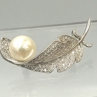 Сребърна брошка с перла ” Капчица роса”, снимка 4 - Колиета, медальони, синджири - 36071973