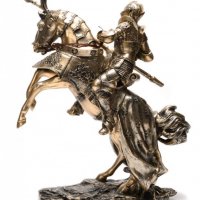 Декоративна фигура Рицар върху изправен кон, снимка 1 - Декорация за дома - 38668051
