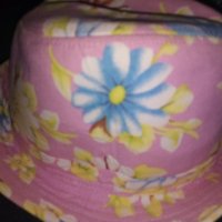 Детска шапка за момиче, снимка 1 - Шапки, шалове и ръкавици - 39193365