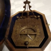 Компас със слънчев часовник от масивен бронз в дървена кутия, снимка 2 - Морски сувенири - 35983647