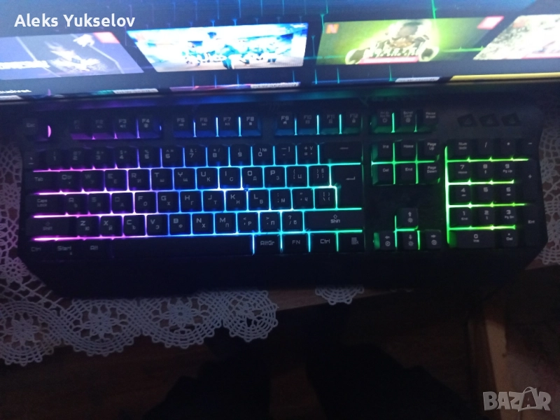 Продавам светеща клавиатура с мишка и слушалки с микрофон , снимка 1