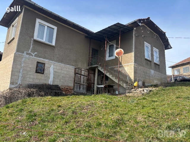 Къща за живеене или вила – център на селото, снимка 2 - Къщи - 53830740