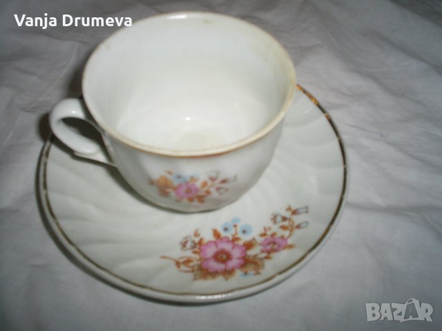 комплект чаши и чинии от стар бг порцелан със златен кант